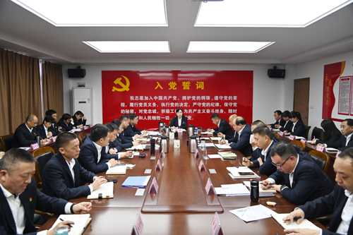 打好“收官戰(zhàn)” 謀好“開局篇”！洛陽(yáng)公交集團(tuán)召開11月董事長(zhǎng)月調(diào)度會(huì)02.JPG